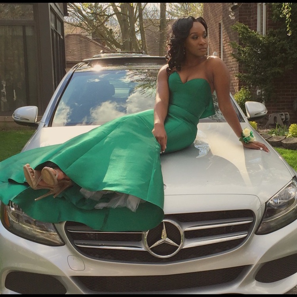 PROM DRESS. Green Giovanni.